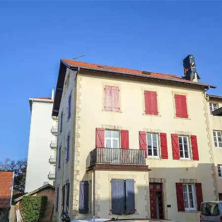 Crestia Apartment *