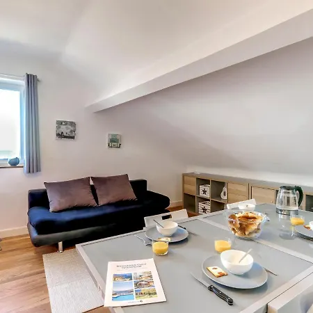 Crestia Apartment *